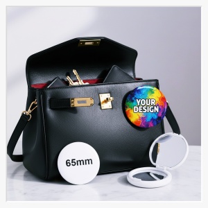 65mm Klappspiegel aufgeklappt vor einer Handtasche